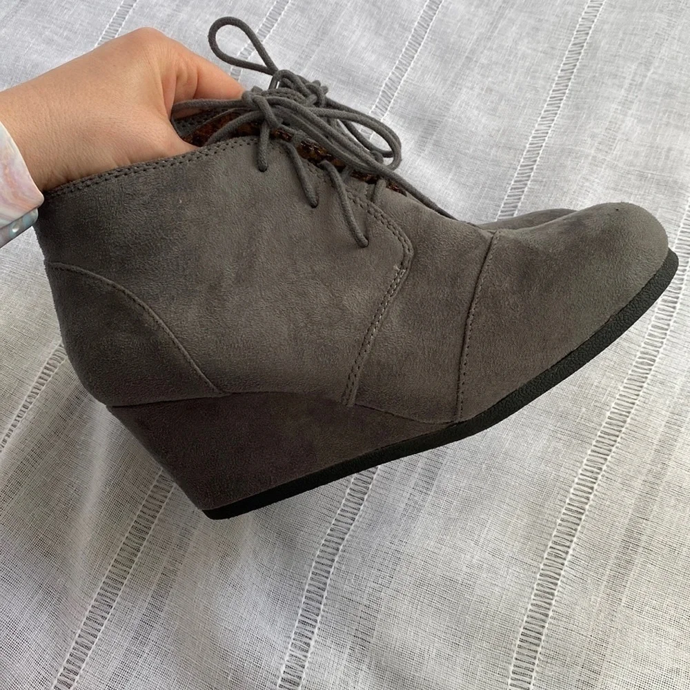 Soda City soft gray Oxford laces booties.*